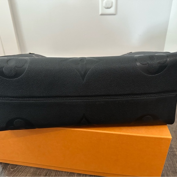 Louis Vuitton GM On the Go Bag - Picture 6 of 16